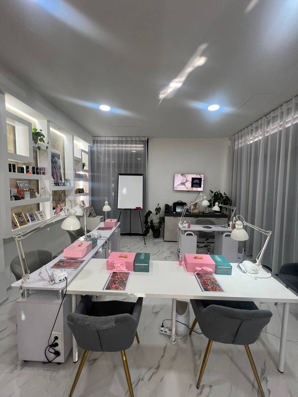 Aula attrezzata del Luxury Nail Studio pronta per un corso